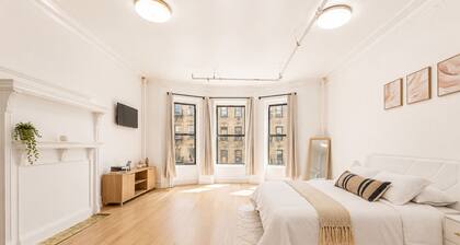 Bright Uptown Manhattan Studio Near Subway and Dining