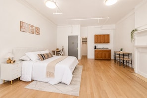 Iron/ironing board, WiFi, bed sheets - Bright Uptown Manhattan Studio Near Subway and Dining (New York)
