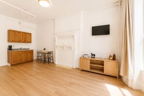 Interior - Bright Uptown Manhattan Studio Near Subway and Dining (New York)