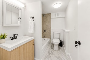 Hair dryer, towels, soap, toilet paper - Bright Uptown Manhattan Studio Near Subway and Dining (New York)