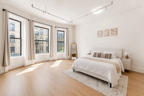 Iron/ironing board, WiFi, bed sheets - Bright Uptown Manhattan Studio Near Subway and Dining (New York)