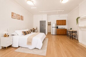 Tabla de planchar con plancha, wifi y ropa de cama