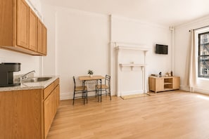 Private kitchen - Bright Uptown Manhattan Studio Near Subway and Dining (New York)
