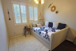 4 Schlafzimmer, Schreibtisch, Bügeleisen/Bügelbrett, WLAN