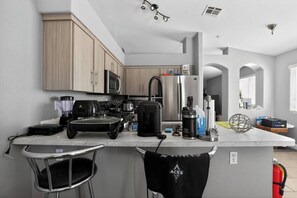 Wasserkocher mit Kaffee-/Teezubehör, Kühlschrank, Mikrowelle, Herdplatte