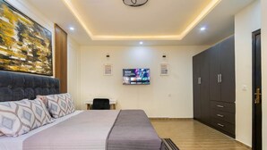 Màn/rèm cản sáng, bàn ủi/dụng cụ ủi quần áo 