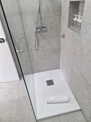 Shower, hair dryer, towels, soap - Cosy 1 bed studio, 5 minutes from golf (Quinta do Conde)