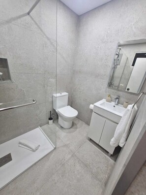 Shower, hair dryer, towels, soap - Cosy 1 bed studio, 5 minutes from golf (Quinta do Conde)