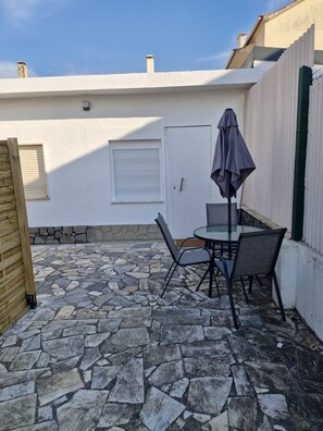 Outdoor dining - Cosy 1 bed studio, 5 minutes from golf (Quinta do Conde)