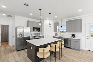 Coffee/tea maker, fridge, microwave, oven - Canalfront Home | Hot Tub | Fishing | Sleeps 8 (Rockport)
