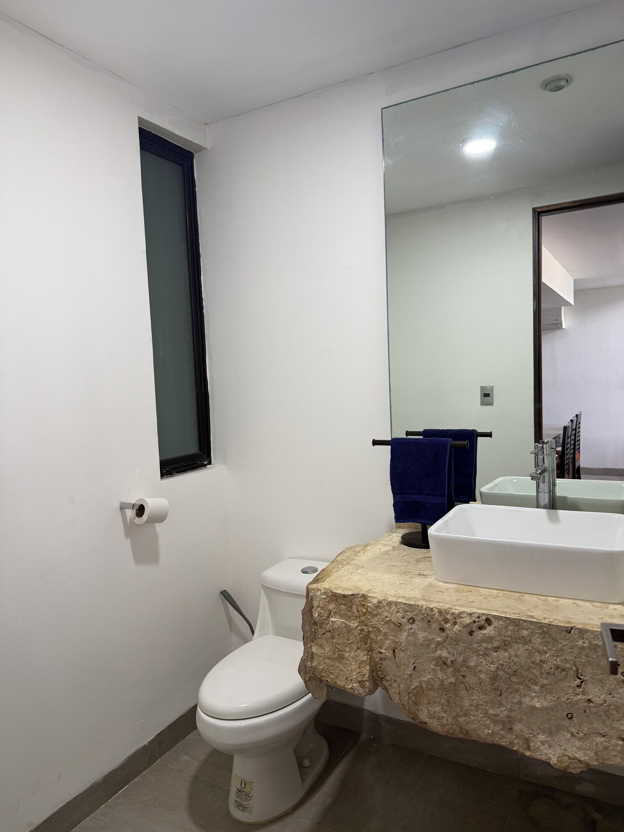 Handuk, sabun, sampo, dan tisu toilet