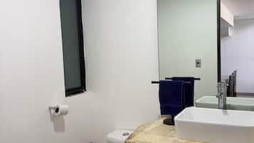 Handuk, sabun, sampo, dan tisu toilet