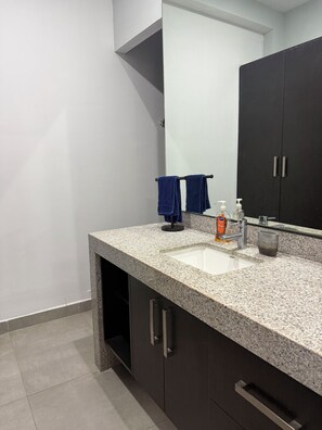 Towels, soap, shampoo, toilet paper - Torre Onze (Mérida)