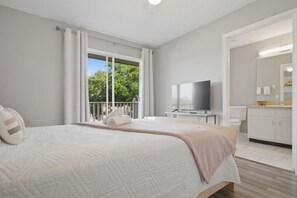 Iron/ironing board, free WiFi, bed sheets - 3BR Resort Townhouse Near Disney | Pool & Lake (Kissimmee)