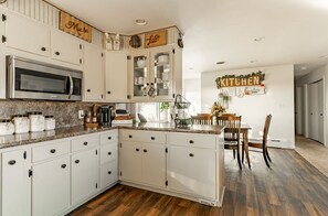 Wasserkocher mit Kaffee-/Teezubehör, Kühlschrank, Mikrowelle, Ofen