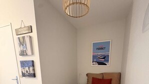 Une chambre à coucher avec un lit, un radiateur, une porte et une affiche accrochée au mur.