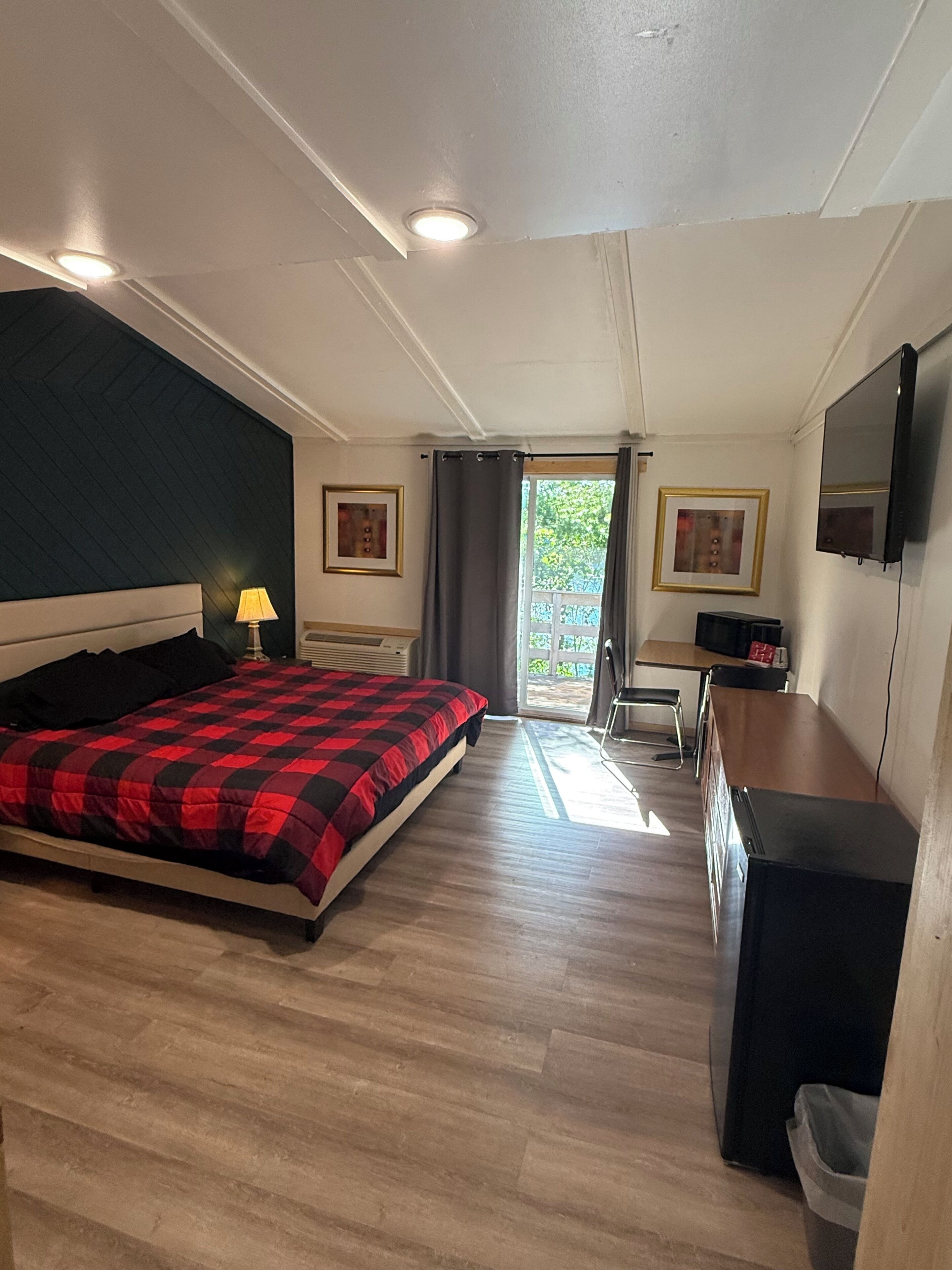 Basic Single Room, Lake View | Desk, laptop workspace