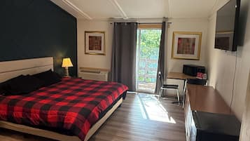 Chambre simple de base, vue sur le lac | Bureau, espace de travail pour ordinateurs portables