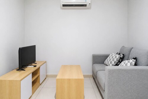 Minimalist Cozy 1Br At Apartment Borneo Bay Residences