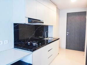 Private kitchen - Relaxing Studio At Apartment Tamansari Skylounge Balikpapan (Balikpapan)