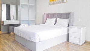 Un dormitorio moderno con cama, mesita de noche y armario.