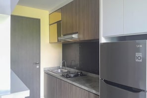 Standard Studio | Private kitchen - Warm Living In Studio Room At Apartment Tamansari Skylounge Balikpapan (Balikpapan)