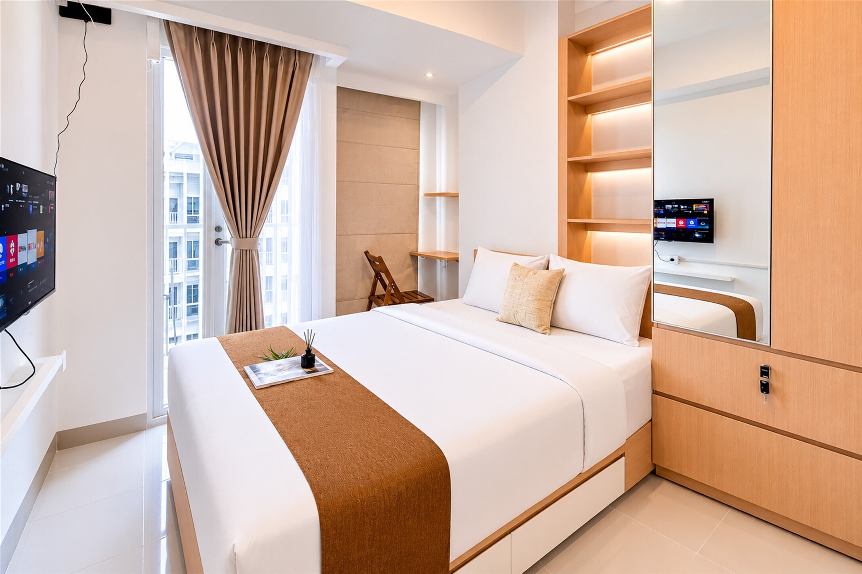 Une chambre d’hôtel moderne avec un grand lit, une télévision, une armoire en bois et une fenêtre avec des rideaux.
