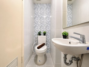 Standard Studio | Bathroom - Good And Cozy Studio At Apartment Tokyo Riverside Pik 2 (Jakarta)