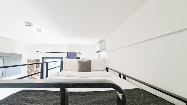 Una stanza con un letto, una finestra vista e una luce al soffitto.