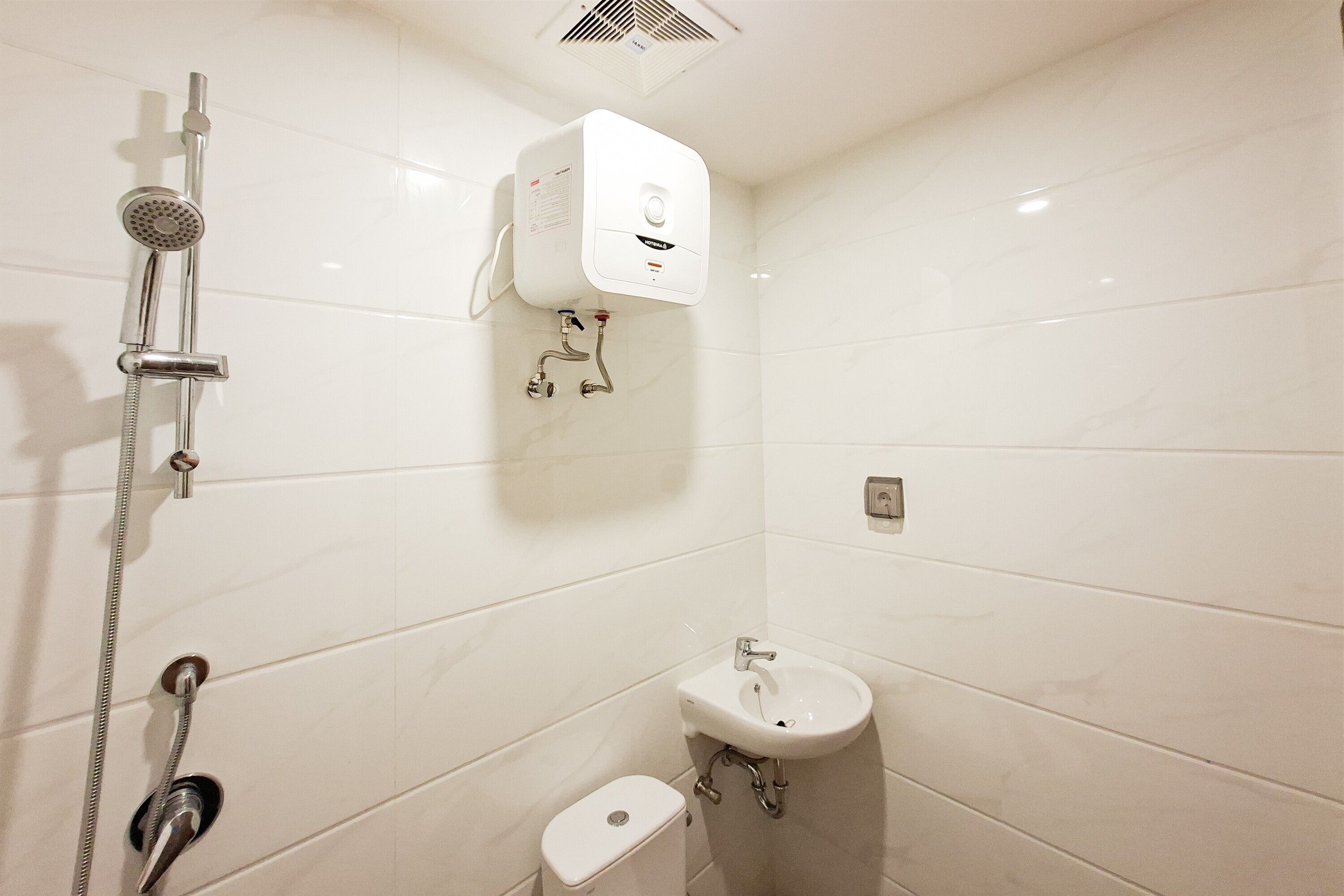 Un baño con ducha, inodoro y lavamanos.