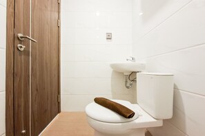 Standard Studio | Bathroom - Nice Look Studio At Apartment Sky House Bsd (Tangerang)