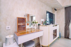 Ein Badezimmer mit Waschtisch, Spiegel und Toilette.
