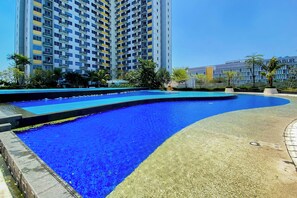Outdoor pool - Compact With Minimalist Design 2Br At Springlake Summarecon Bekasi Apartment (Bekasi)