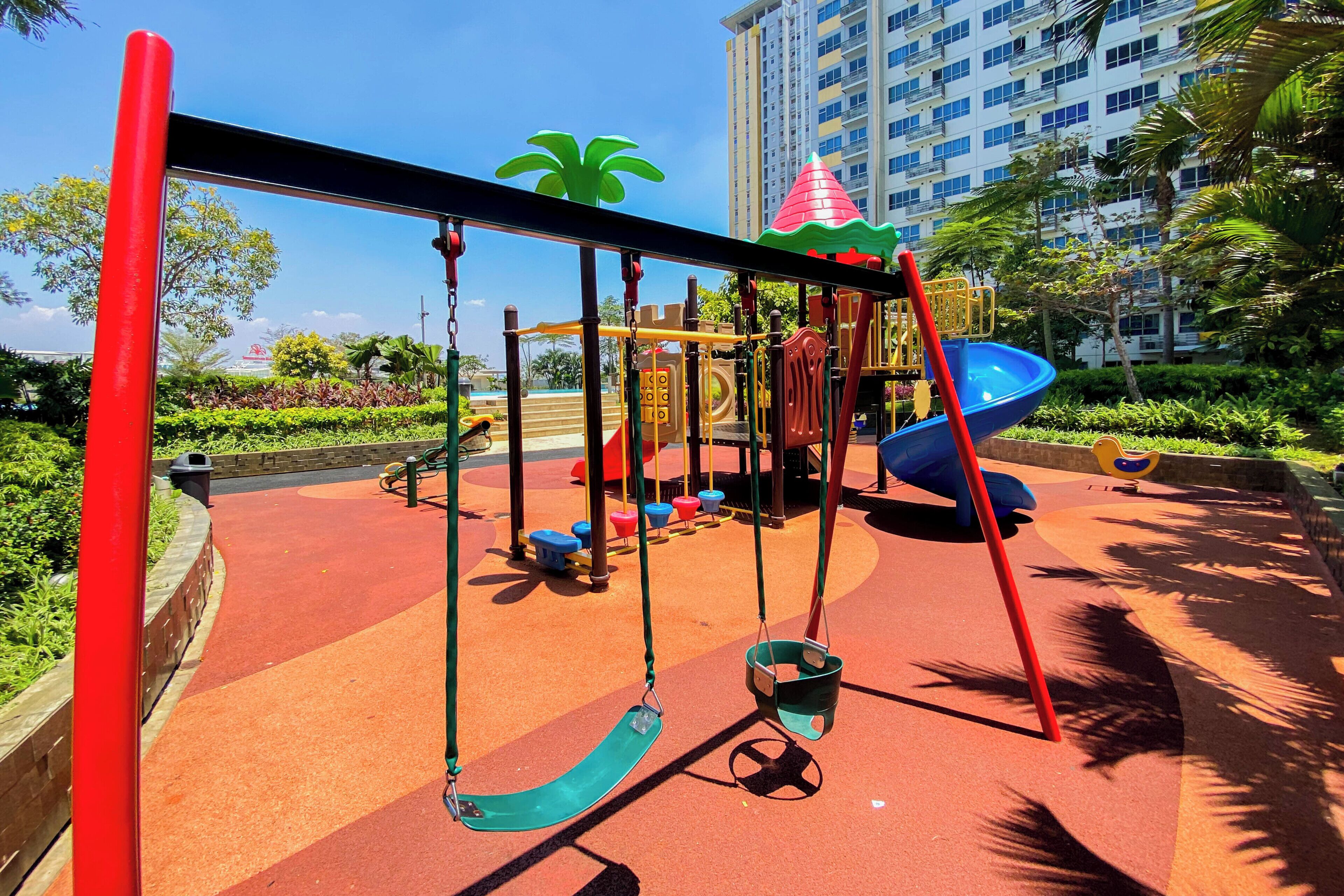 Un parque infantil con columpios, toboganes y estructuras para escalar.