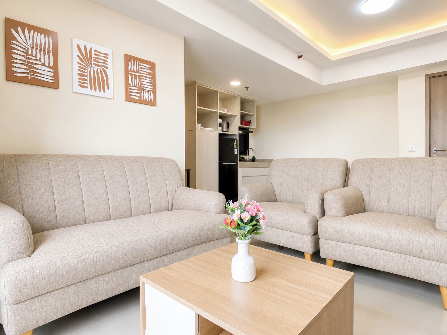 Een moderne woonkamer met twee banken, een salontafel en wanddecoratie.