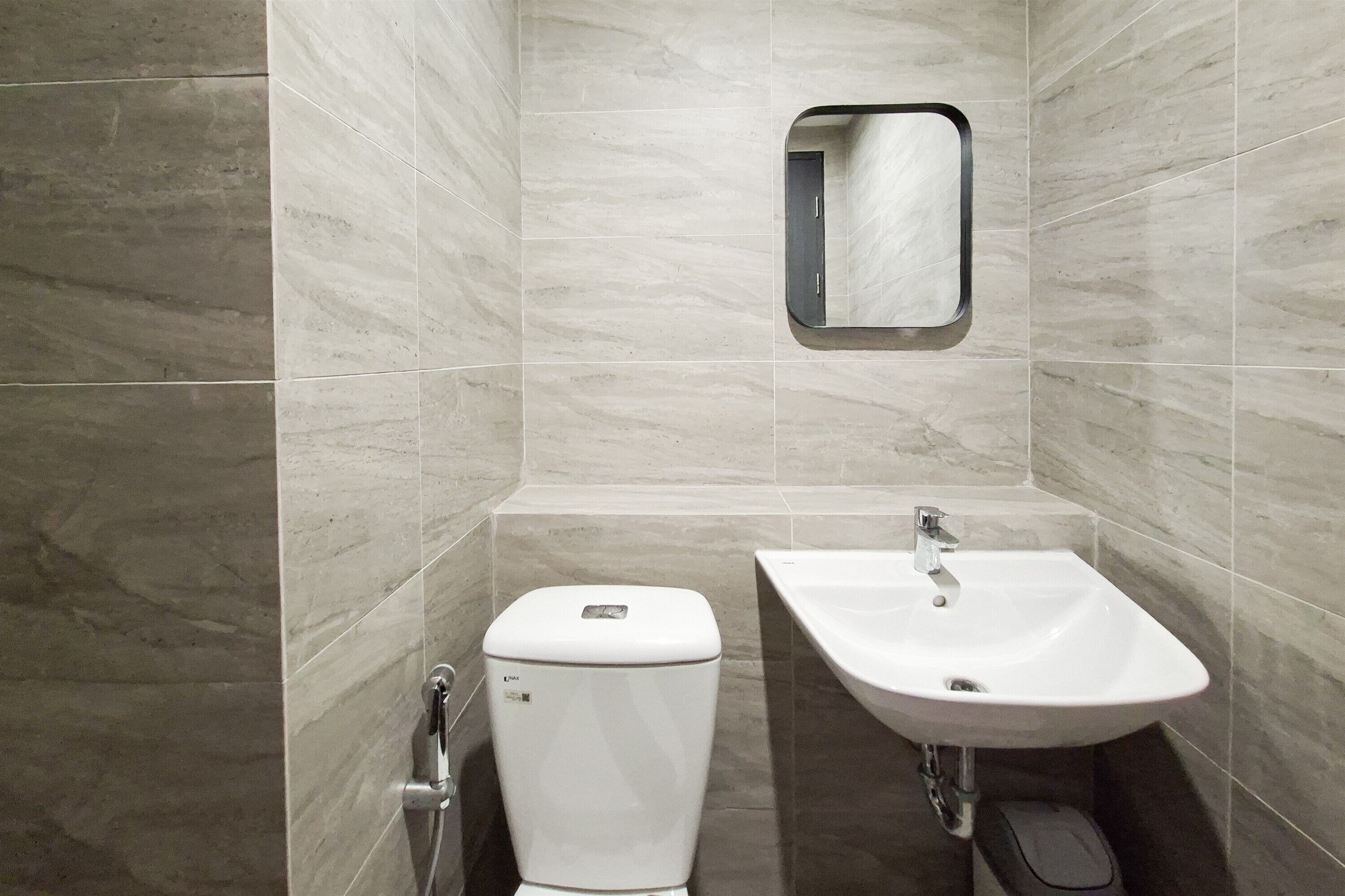 A bathroom with a toilet and a sink.