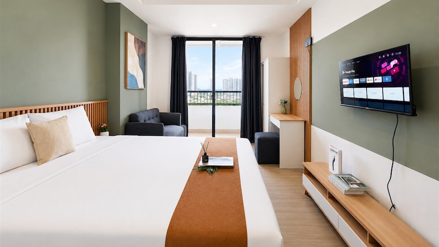 Urban Sleek Studio At Apartment Collins Boulevard
