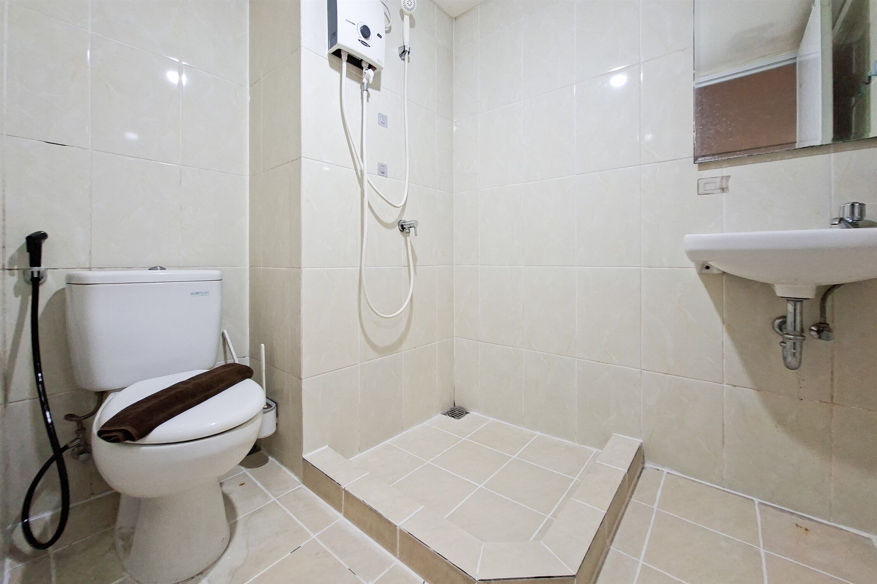Ein Badezimmer mit Toilette, Dusche und Waschbecken.