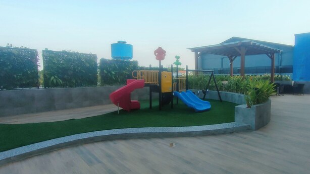 Un'area giochi con scivoli e una zona relax riparata.