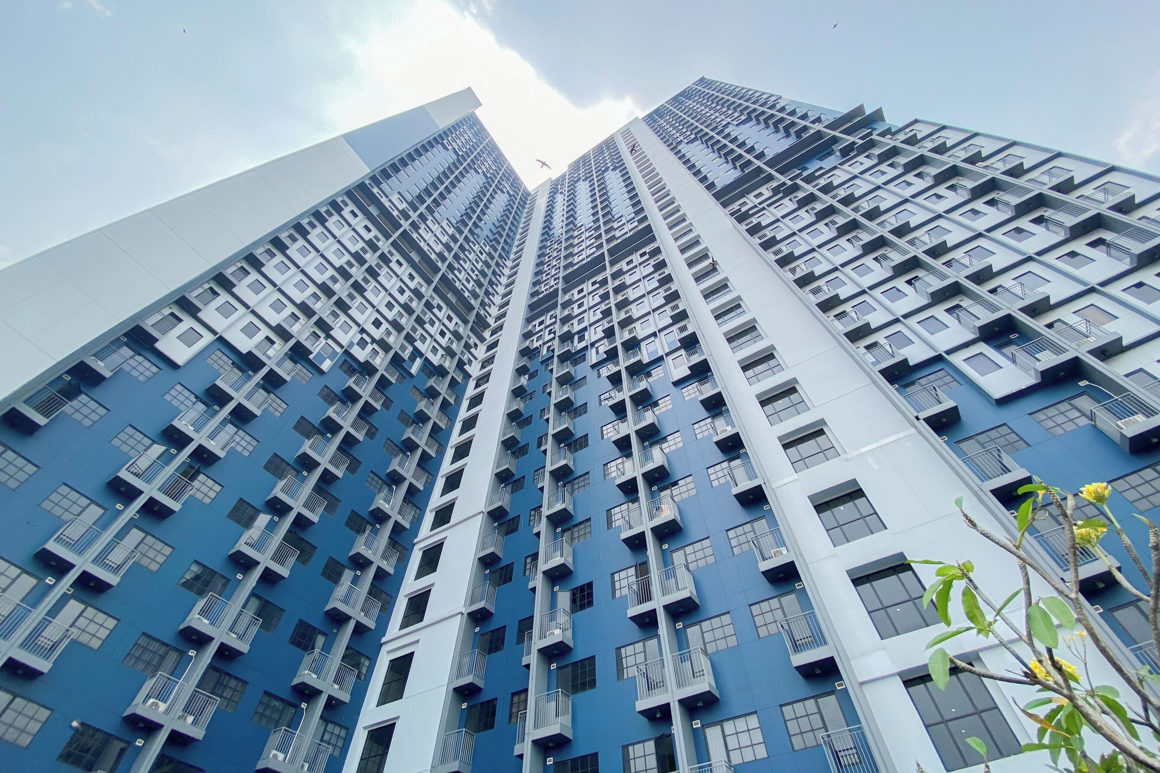Un immeuble de grande hauteur doté de nombreux balcons et fenêtres.