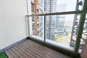 Un balcón con vista a edificios altos y un río.