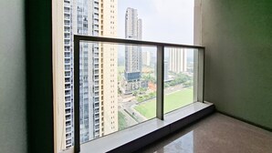 Ein Fenster mit Blick auf hohe Gebäude und eine Straße.