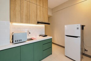 Standard Studio | Private kitchen - Cityscape Studio At Apartment Benson Supermall Mansion (Surabaya)