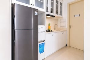 Standard Apartment | Private kitchen - Serene Spacious 2Br At Apartment Benson Supermall Mansion (Surabaya)