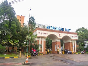An entrance gate with the text "KEBAGUSAN CITY" and dates "17-8-1945" and "17-8-2018". - Good Warm Studio Room At Apartment Kebagusan City (Jakarta)
