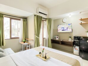 Standard Studio - Good Neat Studio Room At Apartment Lrt City Jatibening (Bekasi)