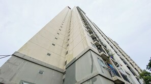 Ein Hochhaus mit mehreren Balkonen und Fenstern.