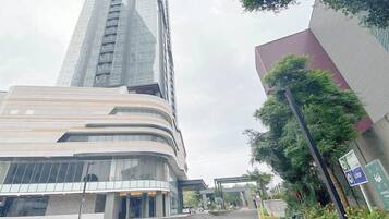 Un edificio moderno con facciata curva e ampie vetrate.