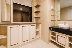 Standard-Apartment | Badezimmer