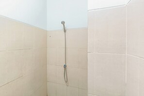 Standard Studio | Bathroom | Towels - Minimalist And Simple Studio At Bale Hinggil Apartment (Surabaya)